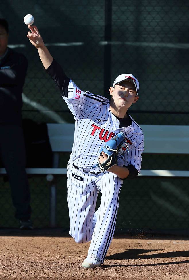 LG 투수 김영우는 최고 시속 156㎞까지 나오는 강속구 투수다. 스프링캠프 기간 선배들과 함께 한 단계 더 발전하리라 힘찬 각오를 밝혔다. LG 트윈스