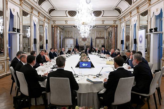 EU 비공식 정상회의 (브뤼셀=연합뉴스) EU 27개국 정상들이 3일(현지시간) 벨기에 브뤼셀 에그몬트 궁에서 '국방'을 주제로 한 비공식 정상회의에 참석하고 있다. 2025.2.3 photo@yna.co.kr [EU 이사회 제공. 재판매 및 DB 금지]