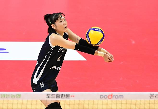 리시브하는 한국도로공사의 리베로 임명옥 [한국배구연맹 제공. 재판매 및 DB 금지]