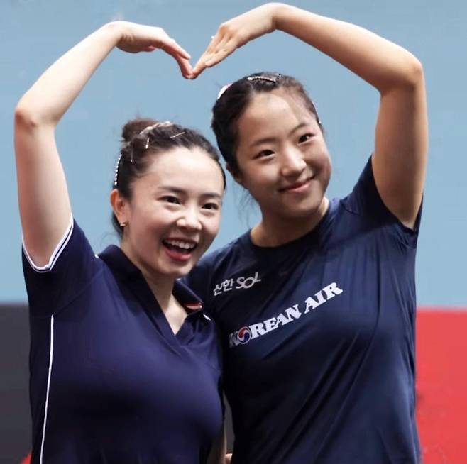 전지희(왼쪽)와 하트를 그려 보인 신유빈 [WTT 인스타그램 캡처. 재판매 및 DB 금지]