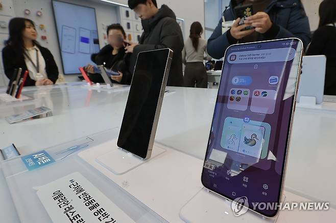 갤럭시 S25 사전판매 시작, 제품 체험 하는 시민들 (서울=연합뉴스) 류효림 기자 = 삼성전자 갤럭시S25 시리즈 사전판매가 시작된 24일 서울 서초구 삼성 강남 매장에서 시민들이 제품을 체험하고 있다. 2025.1.24 ryousanta@yna.co.kr