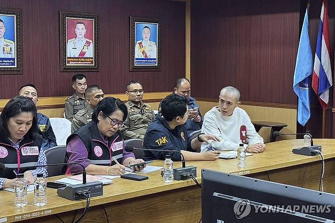 미얀마에서 구출된 중국 배우 왕싱(오른쪽) [AP 연합뉴스 자료사진. 재배포 및 판매 금지]