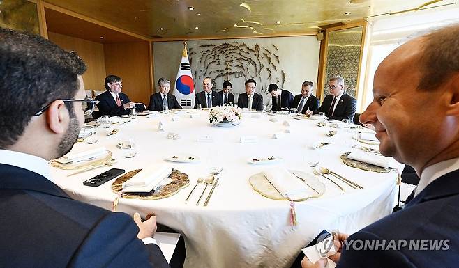 최 권한대행, 방산원전 주요국 주한대사 간담회 (서울=연합뉴스) 한상균 기자 = 최상목 대통령 권한대행 부총리 겸 기획재정부 장관이 4일 서울 중구 롯데호텔에서 방산ㆍ원전 주요국 주한대사 초청 오찬간담회를 하고 있다. 2025.2.4 [기재부 제공. 재판매 및 DB 금지] xyz@yna.co.kr