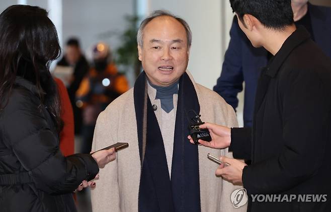 취재진 질문에 답하는 손정의 회장 (서울=연합뉴스) 이진욱 기자 = 손정의(孫正義·일본명 손 마사요시) 소프트뱅크그룹 회장이 4일 오후 서울 서초구 삼성 서초사옥으로 들어서며 취재진의 질문에 답하고 있다.
    이날 이재용 삼성전자 회장은 샘 올트먼 오픈AI 최고경영자(CEO), 손 회장과 함께 만나 AI 관련 3자 회동을 할 예정이다. 2025.2.4 cityboy@yna.co.kr