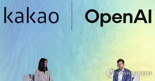 카카오와의 전략적 제휴 설명하는 오픈AI 샘 올트먼 CEO (서울=연합뉴스) 황광모 기자 = 샘 올트먼 오픈AI CEO가 4일 오전 서울 중구 더 플라자 호텔에서 열린 카카오와의 전략적 제휴 관련 기자간담회에서 정신아 카카오 대표와 대담하고 있다. 2025.2.4 hkmpooh@yna.co.kr