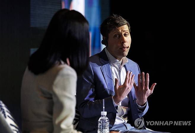 정신아 카카오 대표와 대담하는 오픈AI 샘 올트먼 CEO (서울=연합뉴스) 황광모 기자 = 샘 올트먼 오픈AI CEO가 4일 오전 서울 중구 더 플라자 호텔에서 열린 카카오와의 전략적 제휴 관련 기자간담회에서 정신아 카카오 대표와 대담하고 있다. 2025.2.4 hkmpooh@yna.co.kr