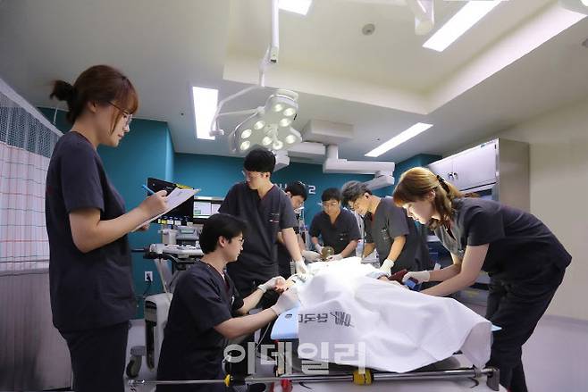 허윤정(맨 오른쪽) 교수가 환자를 살펴보고 있다. (단국대병원 제공)