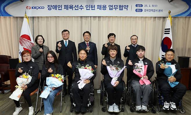 한국전력공사와 광주광역시·전라남도 장애인체육회, 한국장애인고용공단이 5일 장애인 체육선수 고용 창출 확대 업무협약 후 인턴으로 합류한 선수 대표 5명과 함께 기념촬영하고 있다. (뒷줄 왼쪽부터) 서은영 장애인고용공단 전남지사장. 명창환 전라남도 행정부지사. 안중은 한전 경영관리부사장. 이상갑 광주광역시 문화경제부시장. (사진=한전)