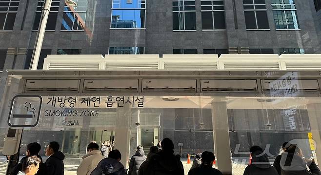 4일 시민들이 서울 서초구에 설치한 개방형 제연흡연시설을 이용하고 있다. 25.02.04/뉴스1 ⓒ News1 이비슬 기자