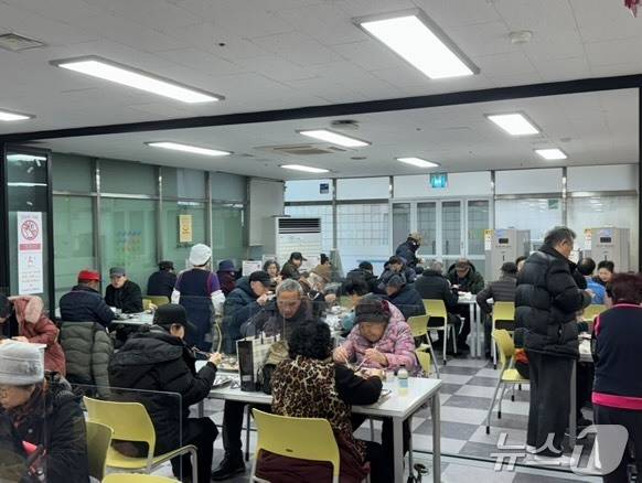 서울시 성북구 종암동에 위치한 '성북노인종합복지관' 지하 1층 식당에서 어르신 회원들이 점심식사를 하고 있다.2025.2.04/뉴스1 ⓒ News1 이강 기자