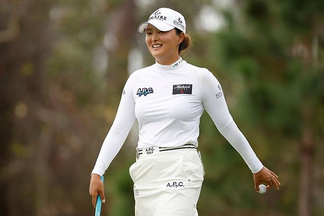 밝은 표정으로 그린을 떠나는 고진영. 사진 | AFP 연합뉴스