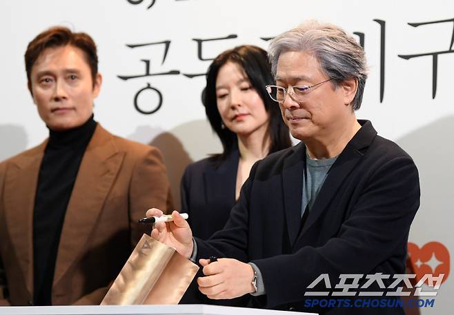 CJ ENM 30주년 기념 비저너리 선정작 영화 '공동경비구역 JSA' GV가 4일 서울 용산구 한강로동 CGV용산아이파크몰에서 열렸다. 박찬욱 감독이 트로피에 사인을 하고 있다. 용산=박재만 기자 pjm@sportschosun.com/2025.02.04/
