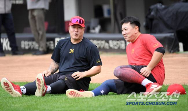 21일 광주 기아챔피언스필드에서 열린 한국시리즈 1차전 KIA 타이거즈와 삼성 라이온즈의 경기. KIA 최형우, 이우성이 몸을 풀고 있다. 광주=박재만 기자 pjm@sportschosun.com/2024.10.21/