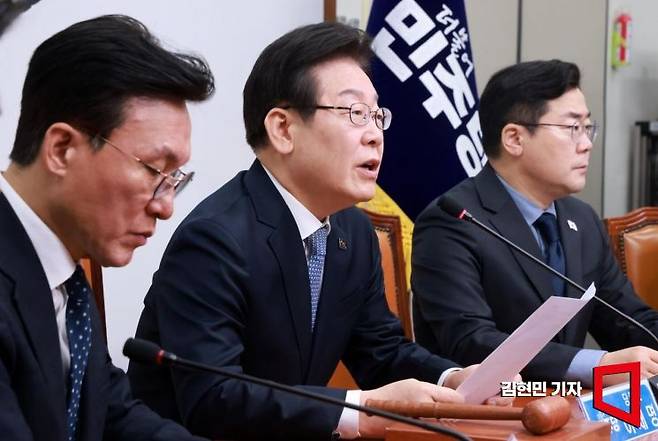 이재명 더불어민주당 대표가 5일 국회에서 열린 최고위원회의에 참석하고 있다. 김현민 기자
