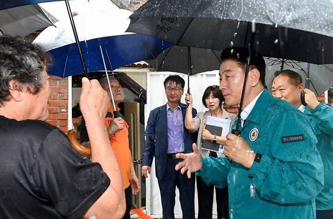 김동근 의정부시장이 지난해 호우특보가 발효되자 현장 점검에 나선 모습 . 의정부시 제공