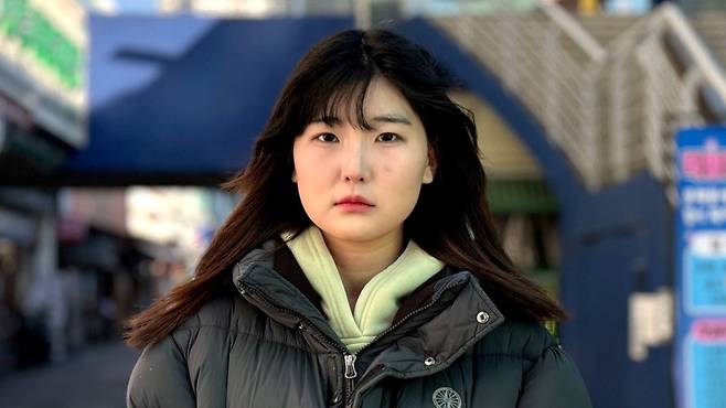 몽골 국적의 미등록 이주민 부모 사이에서 태어난 마리나는 태어난 한국에 남기 위한 싸움을 5년째 이어오고 있다