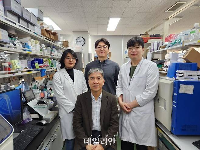 연구진. (좌부터)정서윤 박사과정생, (아래)조광현 교수, (위) 신공관 박사, 공정렬 박사. ⓒ한국과학기술원