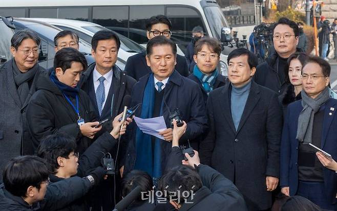 취재진 질문에 답변하는 정청래 국회 탄핵소추위원장 등 탄핵소추단. ⓒ사진공동취재단