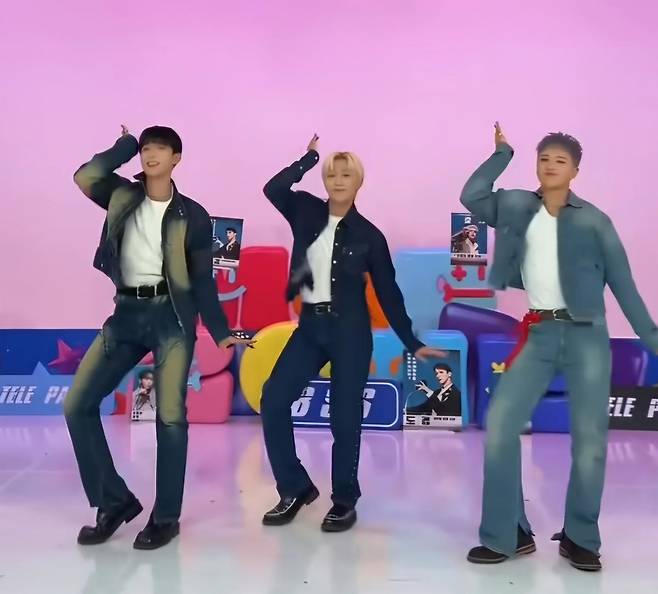 오렌지캬라멜이 2011년 발표한 노래 ‘샹하이 로맨스’에 맞춰 춤을 추는 보이그룹 부석순. B급 감성과 중독성 있는 멜로디, 포인트 안무를 갖춘 노래로 유명한 ‘샹하이 로맨스’ 챌린지가 아이돌 사이에서 유행하고 있다. 플레디스 유튜브 화면 캡처