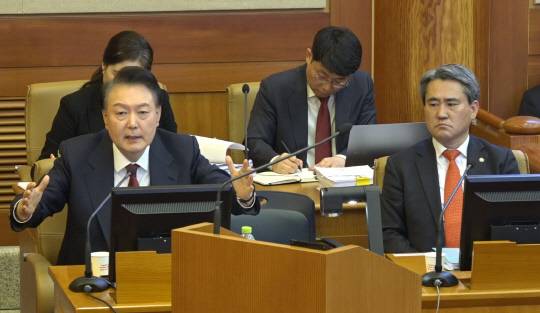 윤석열 대통령이 4일 서울 종로구 헌법재판소에서 열린 본인의 탄핵심판 5차 변론에 피청구인으로 출석해 진술하고 있다.<헌법재판소 제공·연합뉴스>