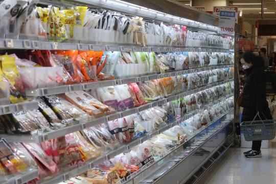 고물가에 '장바구니'도 위축…"장보기 횟수 줄이고 싼 것만" [연합뉴스]