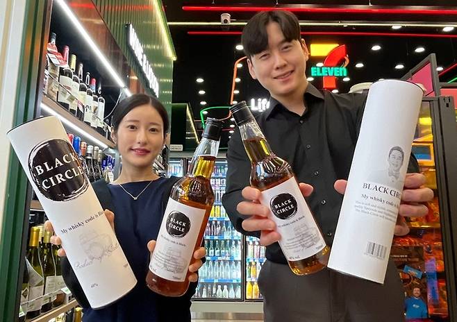 모델이 '블랙서클 위스키'를 소개하고 있다.
