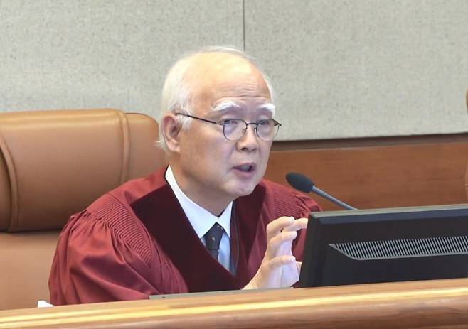 정형식 헌법재판관이 4일 서울 종로구 헌법재판소에서 열린 윤석열 대통령 탄핵심판 5차 변론에서 이진우 전 수방사령관에게 증인심문을 하고 있다. 헌법재판소 제공 /사진=연합뉴스