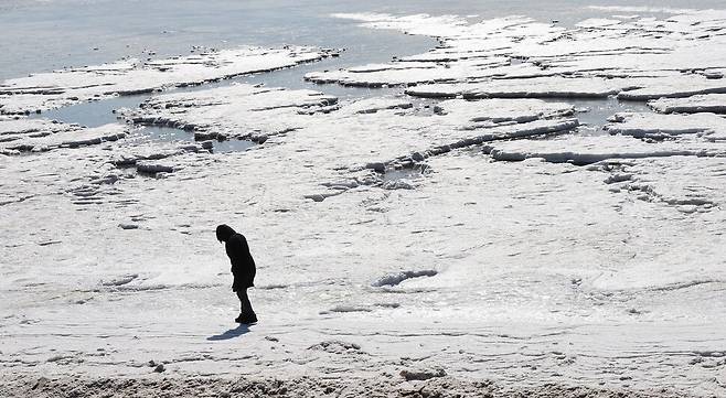 전국에 한파가 몰아친 4일 오후 인천 강화군 동막해수욕장 앞 갯벌이 얼어붙어 있다. 연합뉴스