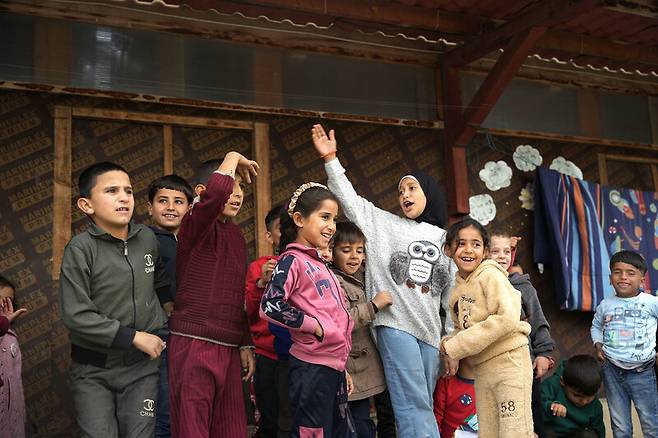 레바논 전쟁이 진행 중인 2024년 11월 레바논 베카 밸리의 난민 보호소 아이들이 자선단체 ‘시나리오’가 연 연극 워크숍에 참여하고 있다. ‘시나리오’ 알리 셰이크 제공