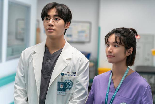 드라마 '중증외상센터'에서 응급의학과 의사 양재원 역을 맡은 배우 추영우(왼쪽). 넷플릭스 제공