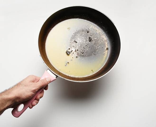 소주를 이용하면 식기의 기름기를 깨끗이 제거할 수 있다./사진=게티이미지뱅크