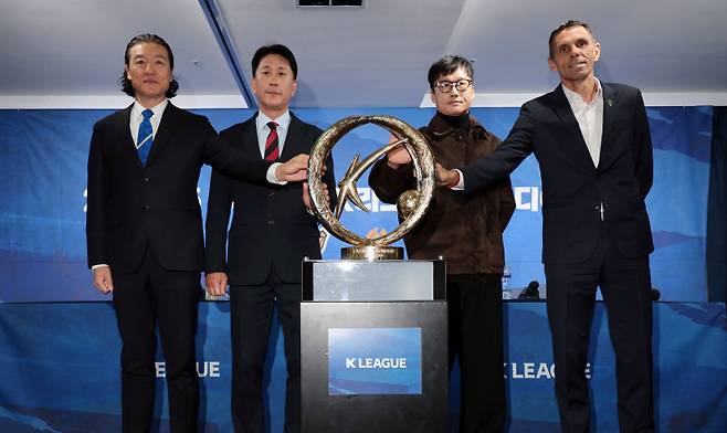 <yonhap photo-3000=""> 선전 다짐하는 ACL 참가 K리그 4개팀 감독들 (서울=연합뉴스) 김인철 기자 = 5일 서울 종로구 축구회관에서 열린 2024-25 아시아축구연맹 챔피언스리그(ACL) 참가 K리그 4개팀 미디어데이에서 각 구단 감독들이 기념촬영을 하고 있다. 왼쪽부터 김판곤 울산 HD 감독, 박태하 포항 스틸러스 감독, 이정효 광주FC 감독, 거스 포옛 전북 현대 모터스 감독. 2025.2.5 yatoya@yna.co.kr/2025-02-05 11:14:19/ <저작권자 ⓒ 1980-2025 ㈜연합뉴스. 무단 전재 재배포 금지, AI 학습 및 활용 금지></yonhap>