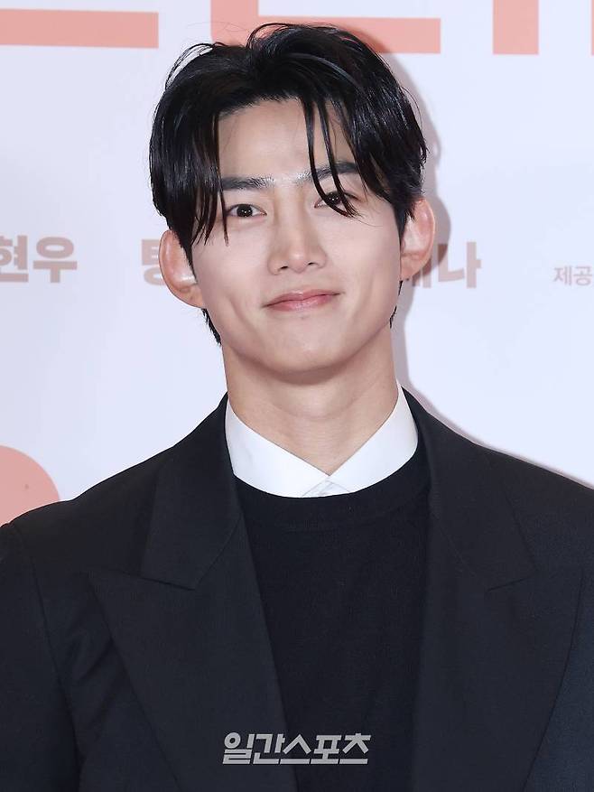 배우 옥택연이 29일 오후 서울 용산구 CGV용산아이파크몰에서 열린 영화 '도그데이즈' VIP시사회에 참석해 포즈를 취하고 있다. '도그데이즈'는 성공한 건축가와 MZ 라이더, 싱글 남녀와 초보 엄빠까지 혼자여도 함께여도 외로운 이들이 특별한 단짝을 만나 하루 하루가 달라지는 갓생 스토리. 오는 2월 7일 개봉. 서병수 기자 qudtn@edaily.co.kr /2024.01.29/