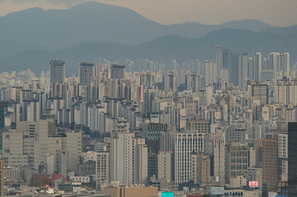 서울 인왕산에서 바라본 서울 시내 아파트 모습. [사진=연합뉴스]