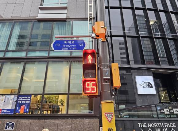 서울시가 적색등의 잔여시간을 표시해 주는 '적색 잔여시간 표시 신호등'을 시 전역에 확대 설치한다. 사진은 명동역 2번 출구에 설치된 적색 잔여시간 표시 신호등. [사진=서울시]