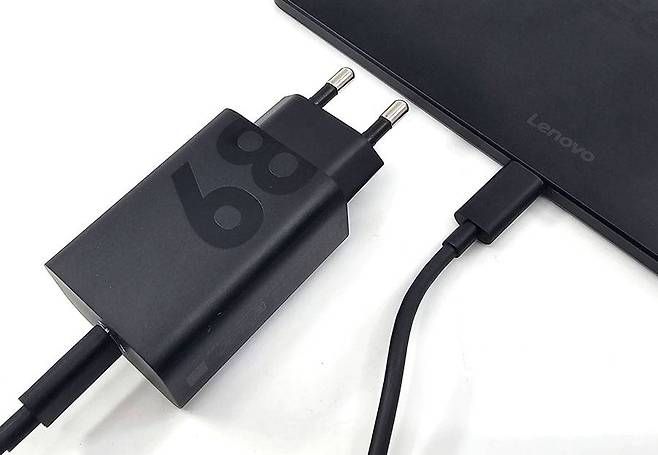 고속 충전이 가능한 68W 규격 USB-PD 전원 어댑터를 기본 제공한다 / 출처=IT동아