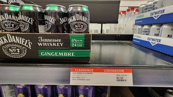 캐나다에 대한 25% 관세 부과를 하루 앞뒀던 3일(현지시간), 온타리오주의 주류 유통을 독점하는 온타리오주류관리회(LCBO) 매장에 미국산 주류에 대한 정리 판매가 이뤄지고 있었다. 온타리오 주정부는 당초 4일부터 미국산 주류 판매 금지를 발표했다가 관세 부과가 유예되자 판매 금지 시점을 연기했다. 토론토=강태화 특파원