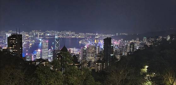 설날 전야인 1월 28일 홍콩 빅토리아 피크에서 바라본 홍콩섬과 카우룬 반도의 야경. [사진 안착히]