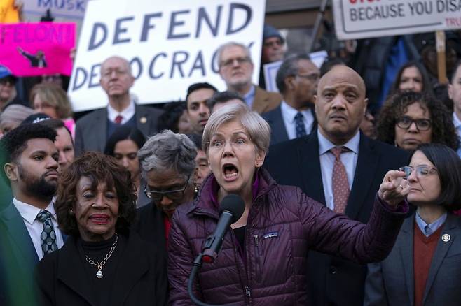 엘리자베스 워런 미 연방 상원의원(민주당·매사추세츠)이 4일(현지시간) 워싱턴DC 재무부 앞에서 열린 머스크 반대 집회에서 연설하고있다, /=AP