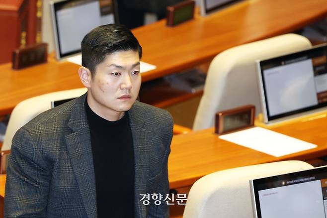 김재섭 국민의힘 의원이 지난해 12월14일 국회에서 윤석열 대통령에 대한 탄핵 소추안 투표를 하러 이동하고 있다. 한수빈 기자