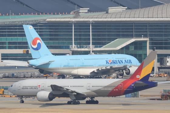 Korean Air and Asiana Airlines' planes are stationed at Incheon International Airport. [YONHAP]