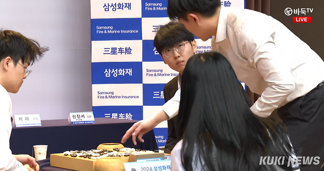 지난해 11월15일 2024 삼성화재배 본선 16강전 신진서-커제 대국. 210수가 놓인 시점에 손근기 심판이 개입해 커제 9단에게 ‘주의’를 줬다. 바둑TV 화면 캡처