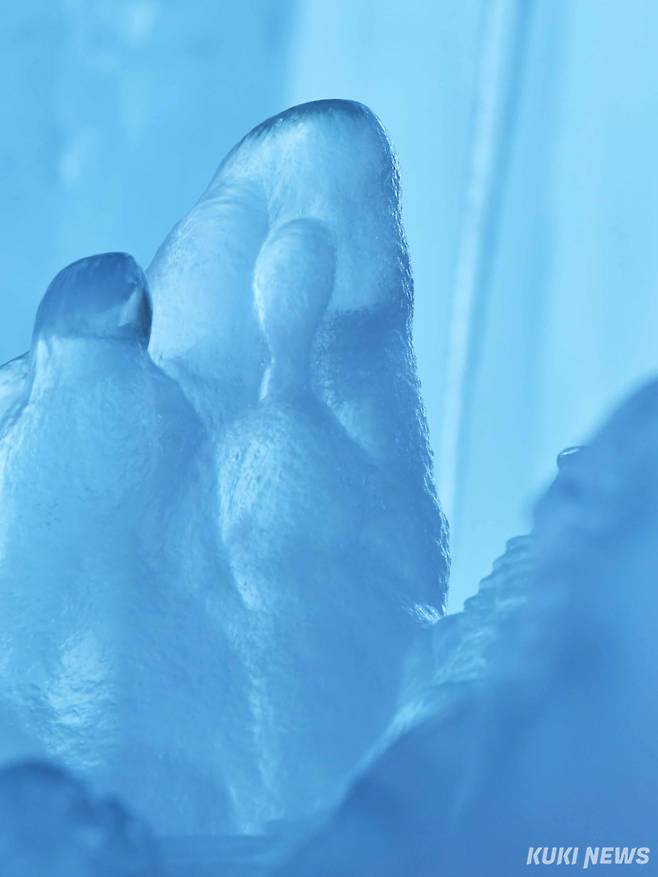 바위에 새겨진 여인상처럼 보인다.