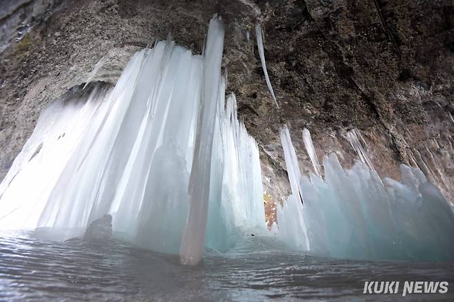 고대산 자락에 위치한 폐터널이 시대적 아픔을 간직한 채 남아 있다. 이 터널은 일제강점기 서울 용산과 강원도 원산을 잇는 철도 공사가 진행되던 중 일본의 패망과 함께 공사가 중단되면서 미완성된 채 방치됐다.6·25전쟁 당시 이 지역이 이북 지역에 속하면서 미군의 폭격을 받았고, 그 여파로 터널 위쪽에 균열이 생겼다. 이후 독특한 자연현상이 더해지면서 매년 겨울이면 이곳에서 역고드름이 생성되는 장관이 펼쳐지고 있다.