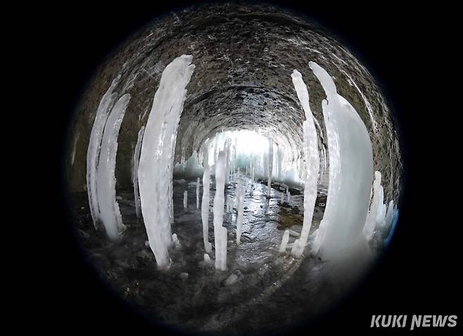 연천 역고드름은 터널 위에서 떨어진 물방울이 자라는 고드름과 땅에서 솟아나는 두 종류의 고드름이 어우러져 다른 지역에서는 볼 수 없는 특이한 겨울 풍광을 연출하고 있다.