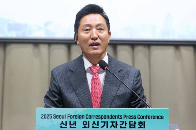 오세훈 서울시장이 4일 서울시청에서 열린 2025 신년 외신기자 간담회에서 발언하고 있다. 연합뉴스