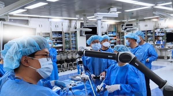 이롭의 수술로봇을 활용한 복강경 담낭 절제 수술 전임상시험 현장. [사진 제공=이롭]