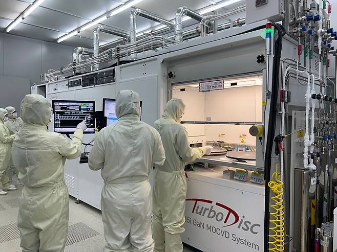 비투지 연구원들이 대구경북과학기술원(DGIST)에 위치한 R&D팹에서 GaN 웨이퍼 장비를 운용하고 있다. 비투지