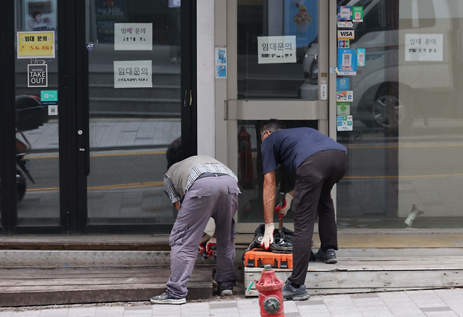 지난 2024년 7월 서울 서대문구 한 대학가 앞 폐업 점포에 임대 관련 안내문이 붙어 있다. [한주형 기자]