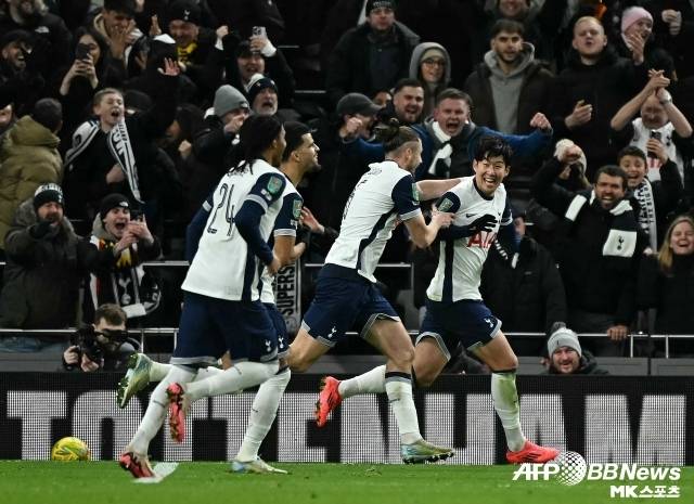 손흥민은 토트넘에서 우승컵을 들어 올릴 수 있을까. 사진(런던 영국)=AFPBBNews=News1